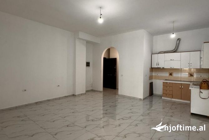 Jepet me qera ambjent 1+1 per zyra buze Bulevardit "Migjeni" ne Yzberisht.