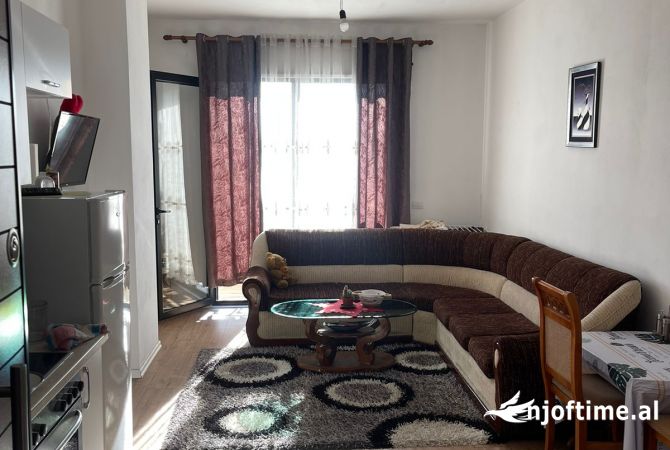 Shitet apartament 1+1 ne Kamez prane Rrethit te Ullirit te Bulevardi Blu