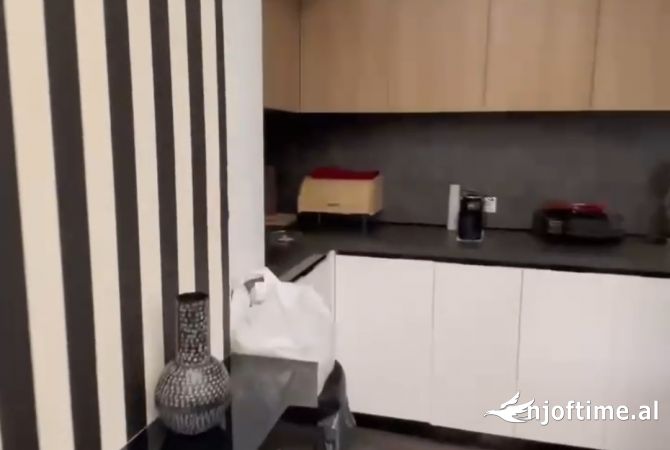 Shtepi ne shitje Apartament ne Tirane, 2+1, Mobilimi E mobiluar, Pagesa 185,000  Euro.