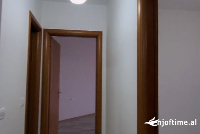 Shtepi ne shitje Apartament ne Tirane, 2+1, Mobilimi Bosh, pa mobiluar, Pagesa 128,000  Euro.