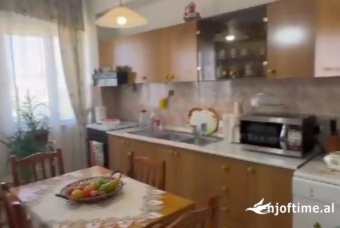 Shtepi me qera Apartament ne Tirane, 2+1, Mobilimi E mobiluar, Pagesa 500  Euro.