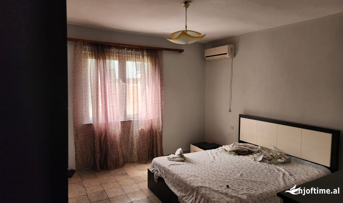 Shtepi ne shitje Apartament ne Tirane, 3+1, Mobilimi E mobiluar, Pagesa 150,000  Euro.