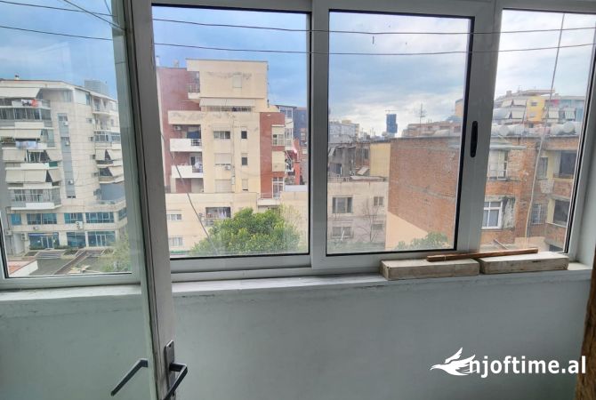 Shtepi ne shitje Apartament ne Tirane, 3+1, Mobilimi E mobiluar, Pagesa 150,000  Euro.