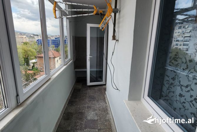 Shtepi ne shitje Apartament ne Tirane, 3+1, Mobilimi E mobiluar, Pagesa 150,000  Euro.