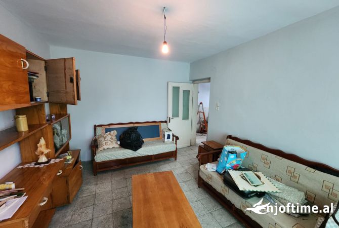 Shtepi ne shitje Apartament ne Tirane, 3+1, Mobilimi E mobiluar, Pagesa 150,000  Euro.