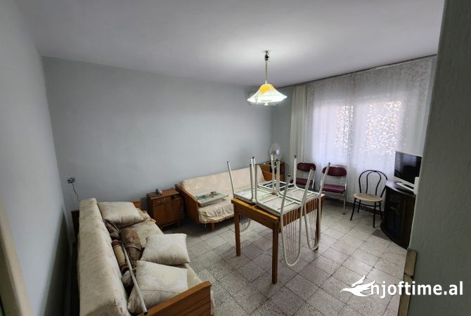 Shtepi ne shitje Apartament ne Tirane, 3+1, Mobilimi E mobiluar, Pagesa 150,000  Euro.
