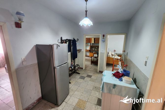 Shtepi ne shitje Apartament ne Tirane, 3+1, Mobilimi E mobiluar, Pagesa 150,000  Euro.