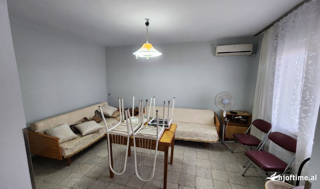 Shtepi ne shitje Apartament ne Tirane, 3+1, Mobilimi E mobiluar, Pagesa 150,000  Euro.