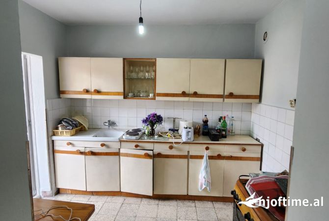 Shtepi ne shitje Apartament ne Tirane, 3+1, Mobilimi E mobiluar, Pagesa 150,000  Euro.