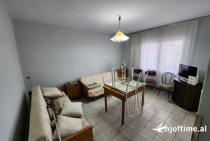 Shtepi ne shitje Apartament ne Tirane, 3+1, Mobilimi E mobiluar, Pagesa 150,000  Euro.