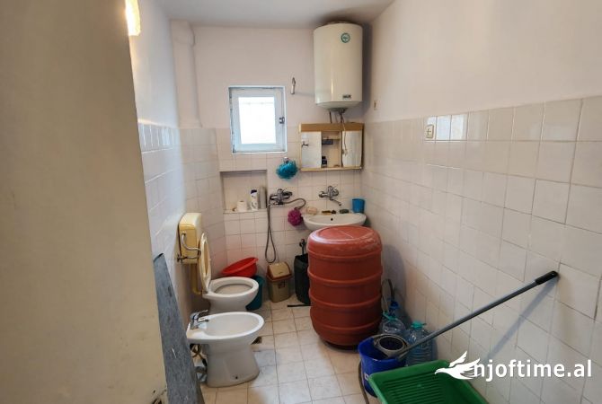Shtepi ne shitje Apartament ne Tirane, 3+1, Mobilimi E mobiluar, Pagesa 150,000  Euro.