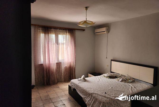 Shtepi ne shitje Apartament ne Tirane, 3+1, Mobilimi E mobiluar, Pagesa 150,000  Euro.