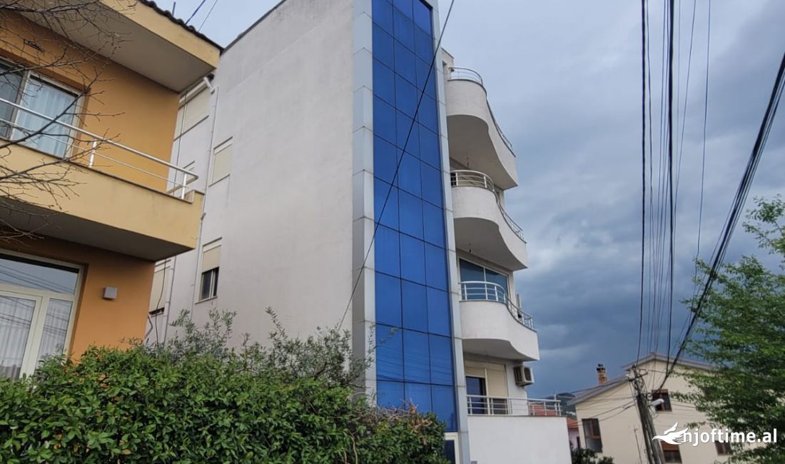 Shitet godine 5-kateshe multifunksionale ne Sauk