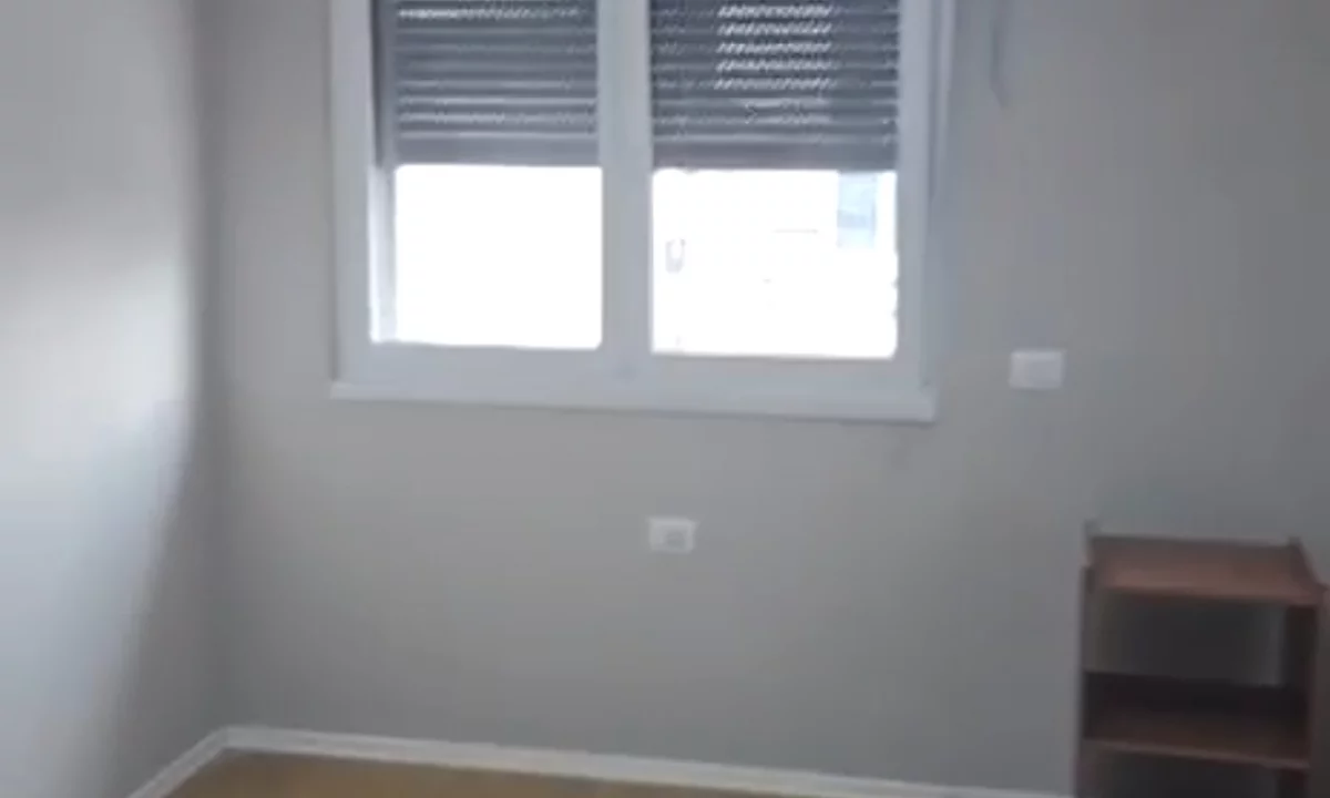 Jepet me qera apartament bosh 2+1+post parkimi me qera ne Qender