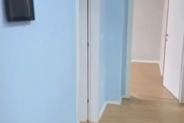 Jepet me qera apartament bosh 2+1+post parkimi me qera ne Qender