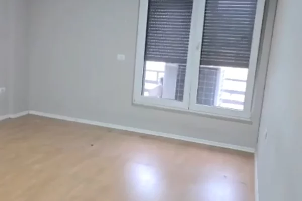 Jepet me qera apartament bosh 2+1+post parkimi me qera ne Qender