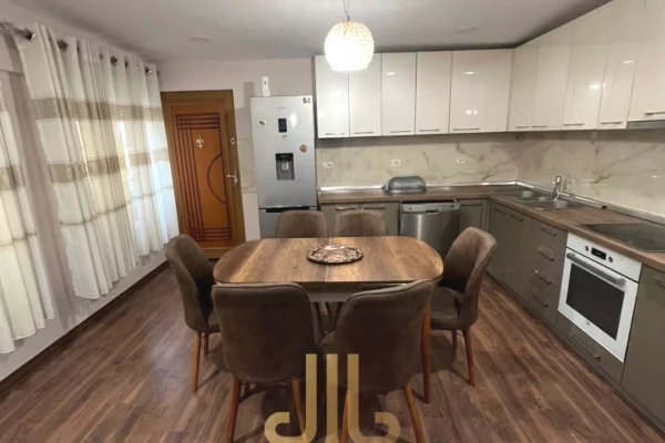 Appartamento in affitto a Tirana 3+1, Arredato