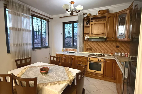 Appartamento in affitto a Tirana 2+1, Arredato