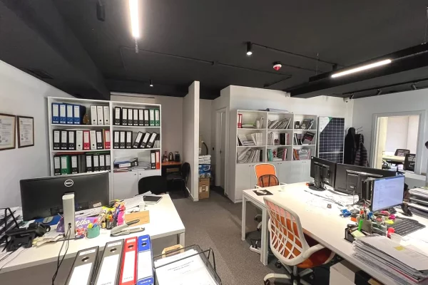 Ambient zyrash ofrohet per qira tek Pazari i Ri + post parkimi i perfshire ne cmim