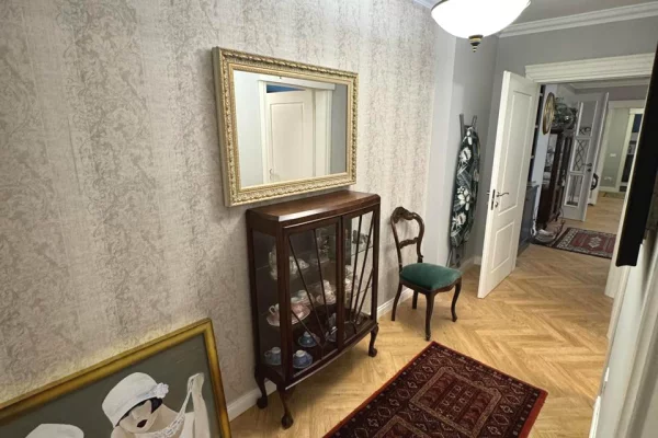 Shtepi ne shitje Apartament ne Tirane, 2+1, Mobilimi E mobiluar, Pagesa 650,000  Euro.