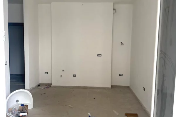 Shtepi ne shitje Apartament ne Tirane, 1+1, Mobilimi Bosh, pa mobiluar, Pagesa 67,000  Euro.