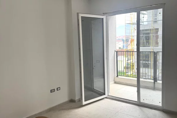 Shtepi ne shitje Apartament ne Tirane, 1+1, Mobilimi Bosh, pa mobiluar, Pagesa 67,000  Euro.