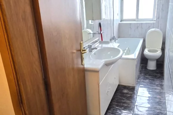 Shtepi ne shitje Apartament ne Tirane, 3+1, Mobilimi E mobiluar, Pagesa 177,000  Euro.