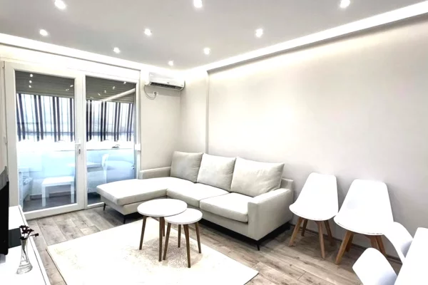 Shitet te📍 Rruga Hoxha Tahsim (Pranë Optika Roma) 