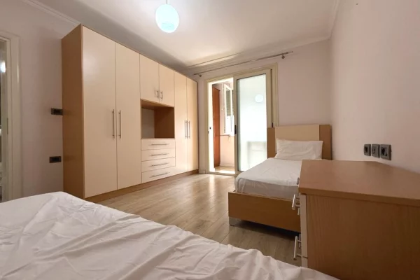 Shtepi ne shitje Apartament ne Tirane, 2+1, Mobilimi E mobiluar, Pagesa 156,000  Euro.