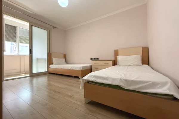 Shtepi ne shitje Apartament ne Tirane, 2+1, Mobilimi E mobiluar, Pagesa 156,000  Euro.
