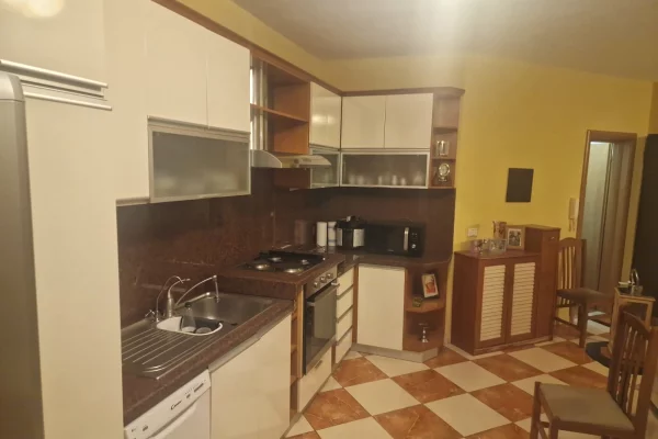 Shtepi ne shitje Apartament ne Tirane, 2+1, Mobilimi E mobiluar, Pagesa 350,000  Euro.