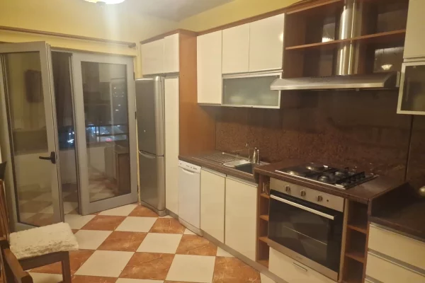 Shtepi ne shitje Apartament ne Tirane, 2+1, Mobilimi E mobiluar, Pagesa 350,000  Euro.