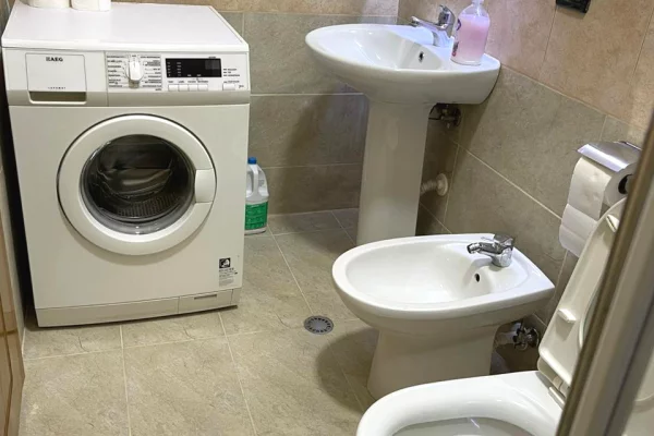 Shtepi me qera Apartament ne Tirane, 2+1, Mobilimi E mobiluar, Pagesa 80,000  Leke.