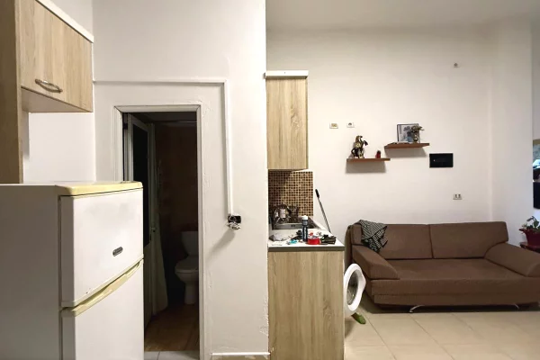 Shtepi me qera Apartament ne Tirane, Garsoniere, Mobilimi E mobiluar, Pagesa 28,000  Leke.