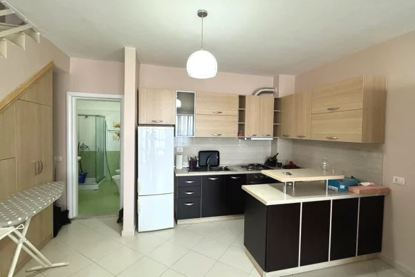Shtepi ne shitje Duplex(shtepi me 2 kate) ne Tirane, 2+1, Mobilimi E mobiluar, Pagesa 300,000  Euro.