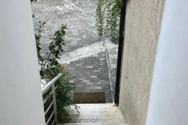 Shtepi ne shitje Duplex(shtepi me 2 kate) ne Tirane, 2+1, Mobilimi E mobiluar, Pagesa 300,000  Euro.