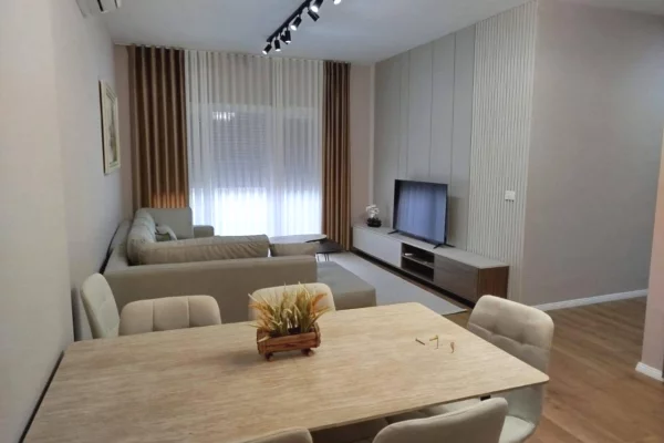 Jepet me qera apartament 1+1 te Shkolla e Kuqe Rruga Qemal Stafa