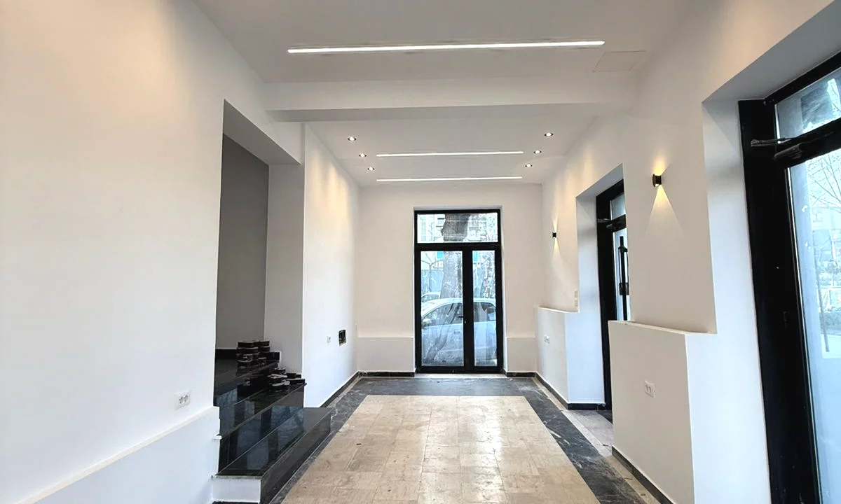 NJESI BIZNESI PER SHITJE  📍 Buze rruge, perballe shkolles Harry Fultz