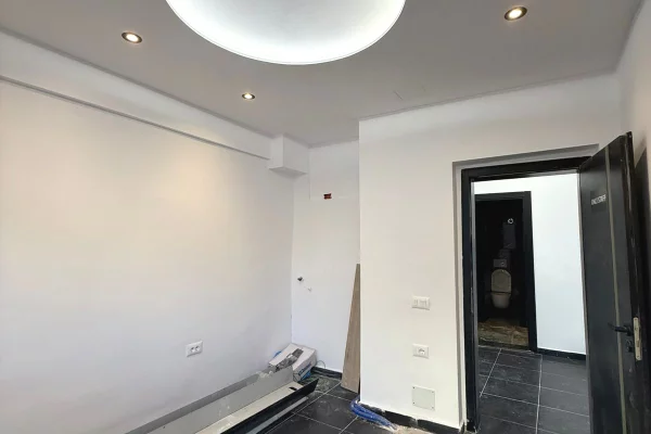 NJESI BIZNESI PER SHITJE  📍 Buze rruge, perballe shkolles Harry Fultz