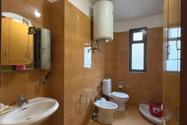 Shtepi ne shitje Apartament ne Tirane, 3+1, Mobilimi E mobiluar, Pagesa 200,000  Euro.