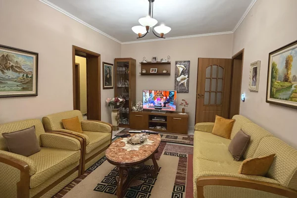Shtepi ne shitje Apartament ne Tirane, 3+1, Mobilimi E mobiluar, Pagesa 200,000  Euro.