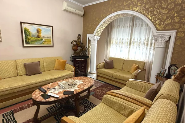Shtepi ne shitje Apartament ne Tirane, 3+1, Mobilimi E mobiluar, Pagesa 200,000  Euro.