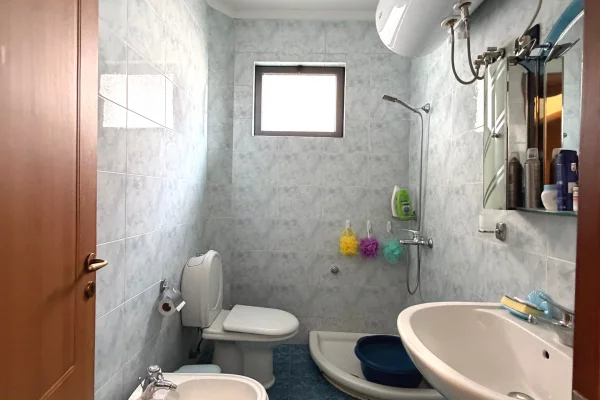 Shtepi ne shitje Apartament ne Tirane, 3+1, Mobilimi E mobiluar, Pagesa 200,000  Euro.