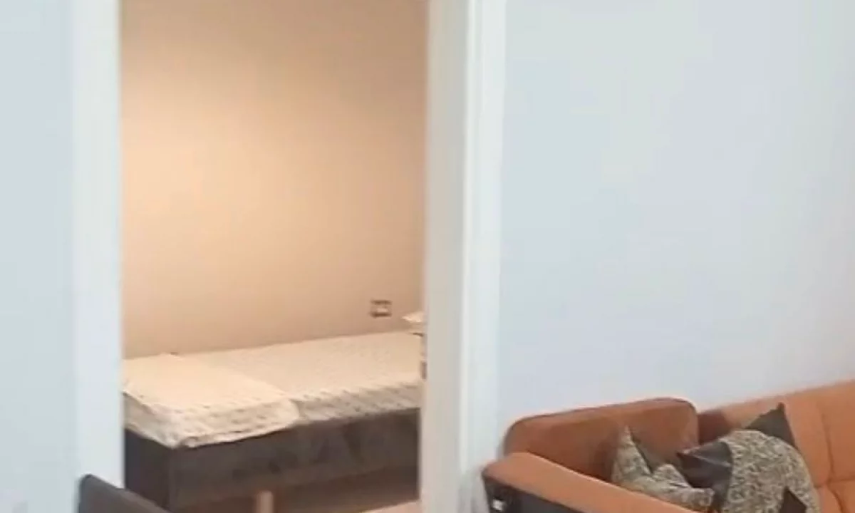 Shtepi me qera Apartament ne Tirane, 3+1, Mobilimi E mobiluar, Pagesa 500  Euro.