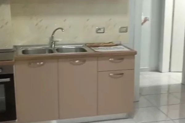 Shtepi me qera Apartament ne Tirane, 3+1, Mobilimi E mobiluar, Pagesa 500  Euro.