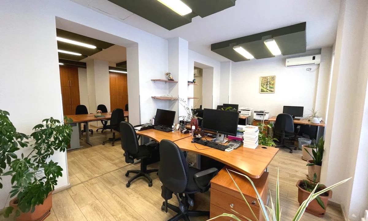 JEPET ME QIRA ZYRE NE QENDER TE TIRANES  📍 Rruga Ibrahim Rugova, Tirane