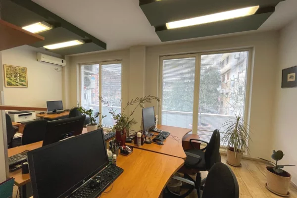 Ambient biznesi me qera 3+1 ne Tirane - 1,600 Euro