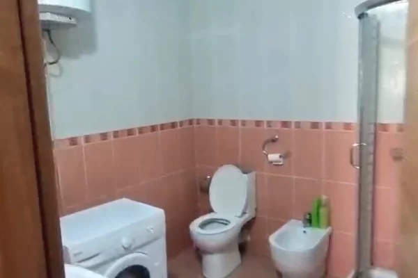 Shtepi ne shitje Apartament ne Tirane, 2+1, Mobilimi E mobiluar, Pagesa 198,000  Euro.