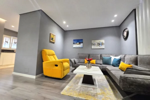 Shtepi ne shitje Apartament ne Tirane, 2+1, Mobilimi E mobiluar, Pagesa 22,900,000  Leke.