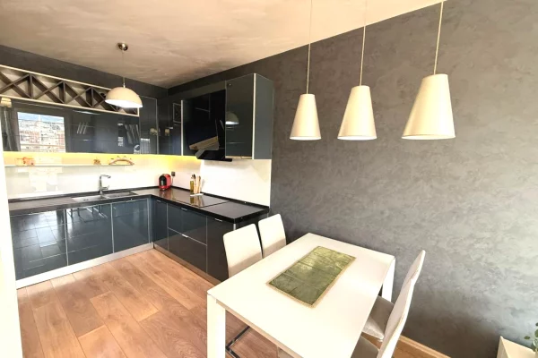Shtepi ne shitje Apartament ne Tirane, 2+1, Mobilimi E mobiluar, Pagesa 290,000  Euro.